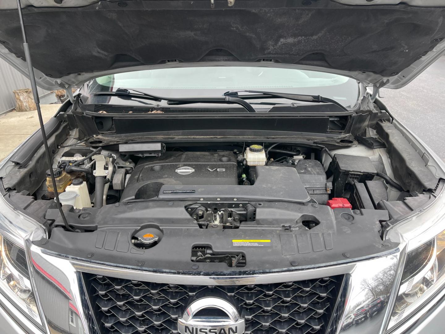 2013 Silver /Black Nissan Pathfinder Platinum 4WD (5N1AR2MM1DC) with an 3.5L V6 DOHC 24V engine, Automatic transmission, located at 547 E. Main St., Orwell, OH, 44076, (440) 437-5893, 41.535435, -80.847855 - Photo#16